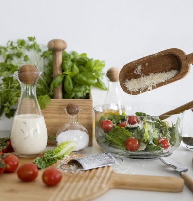 Bild av ett kök med färska ingredienser och köksredskap