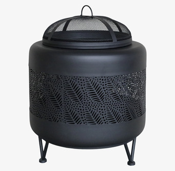 Foto av elegant eldskål i mattsvart design utomhus