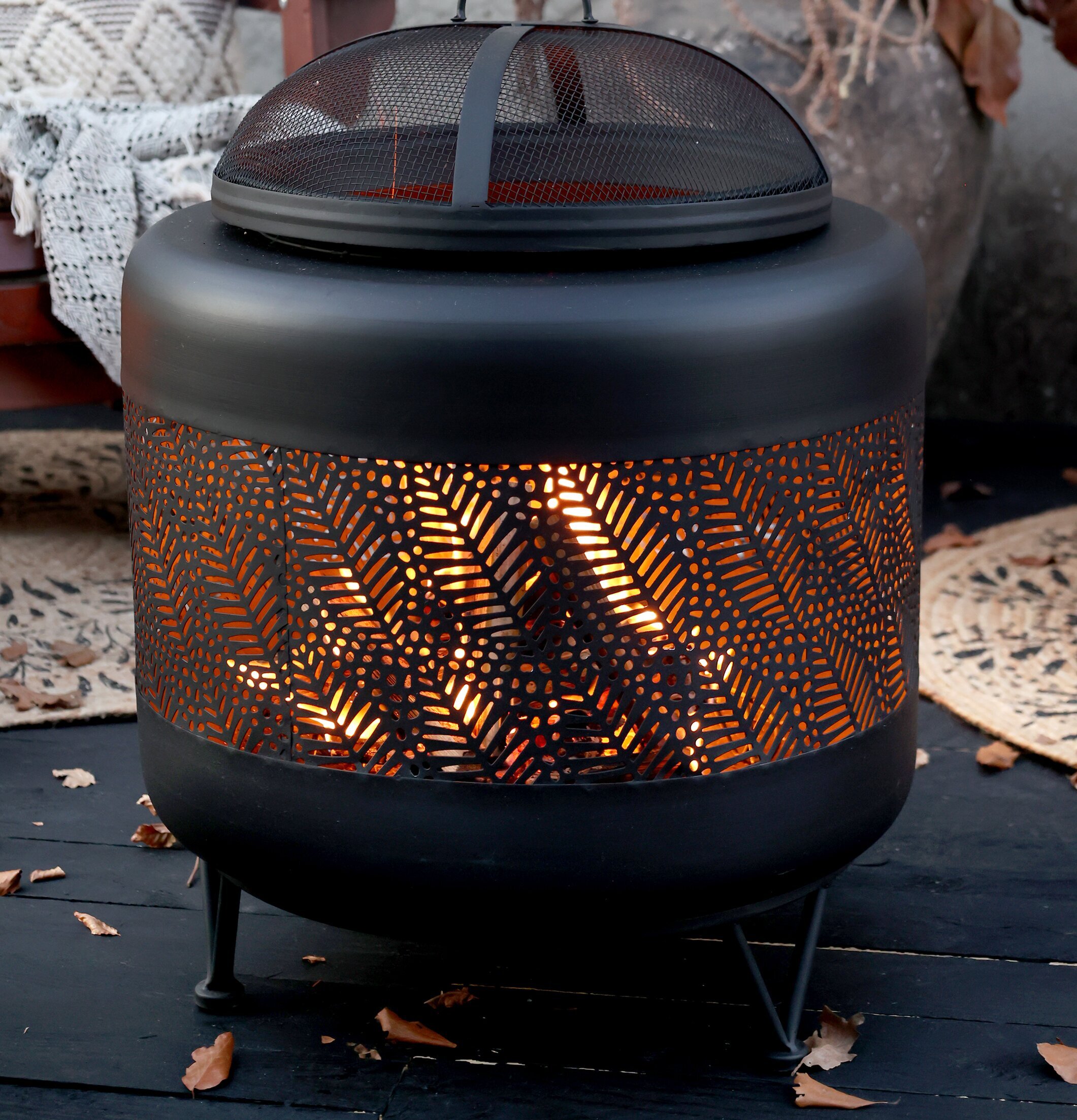 Bild av stämningsfull utomhusmiljö med eldstad