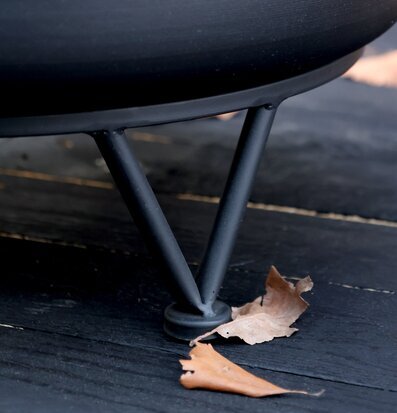 Foto av stilren eldstad i svart metall för utomhusbruk