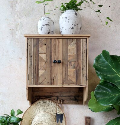 Bild av rustikt väggskåp med geometriskt mönster
