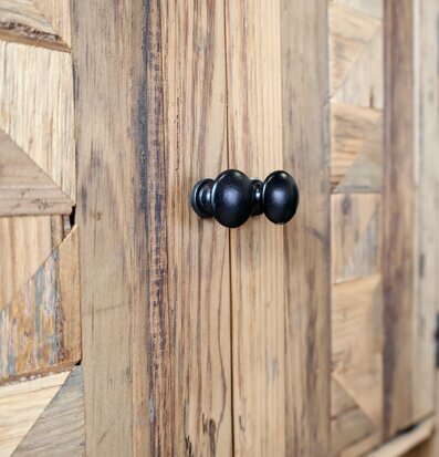 Foto av detaljerat väggskåp med rustik charm och design