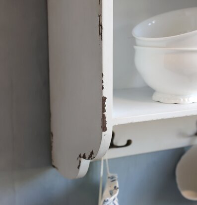 Bild av rustikt väggskåp med vintage stil och detaljer