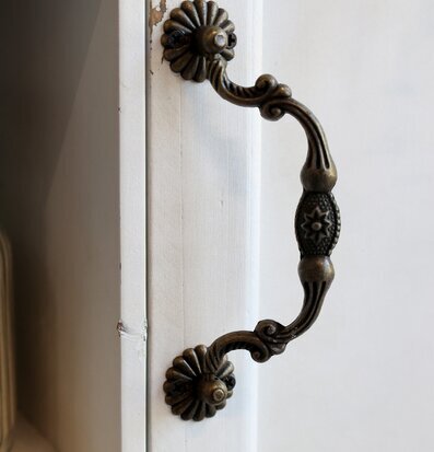 Bild av vintage väggskåp med antikt handtag och patina