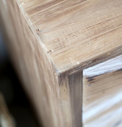 Bild av träskåp med naturlig finish och detaljerad ådring