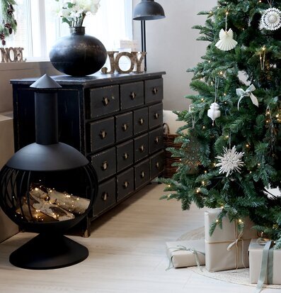 Bild av julinredning med modern och traditionell stil