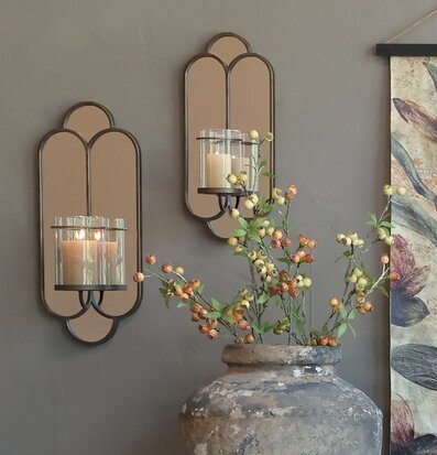 Bild av harmonisk inredning med spegel och ljusstake