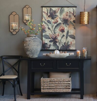 Bild av stilfull inredning med mörka trämöbler