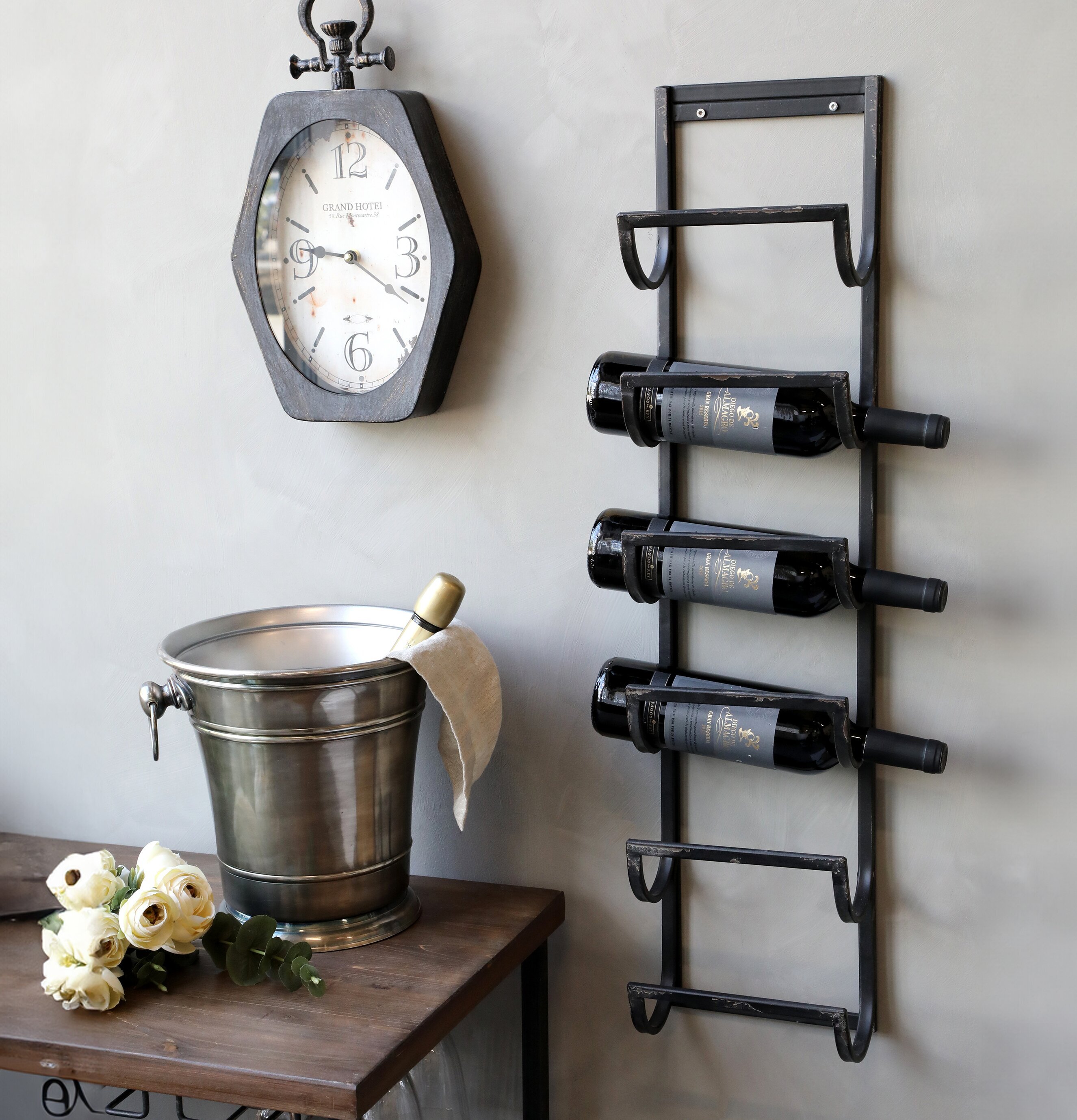 Vinställ Antiksvart Vägg från Chic Antique på rustik vägg