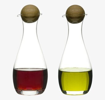 Bild av eleganta flaskor för olja och vinäger i köket