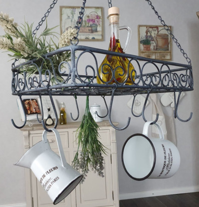 Foto av en elegant rustik takhylla med dekorativa detaljer