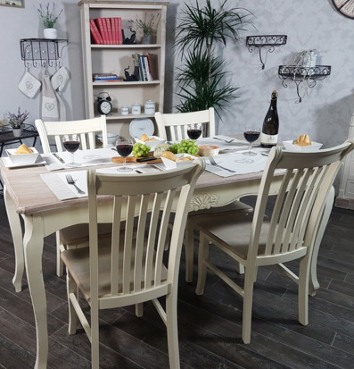 Bild av smakfullt inredd matsal med festlig stämning