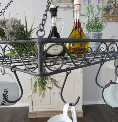 Foto av elegant takhylla med rustik charm och stil