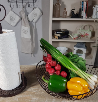 Bild av inbjudande interiör med rustik pappershållare