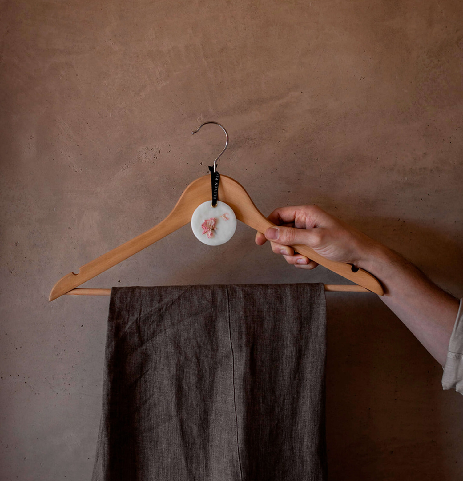 Doftblock - Vanilj, Sandelträ & Mysk Rosengeranium Vetiver Bergamott, Neroli Bärnsten Päron, Pion Patchouli Eleven People