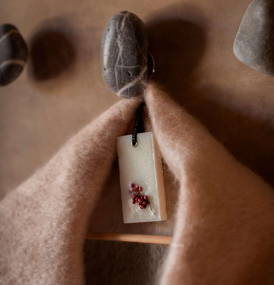 Bild av elegant inredning med doftblock och klädesplagg