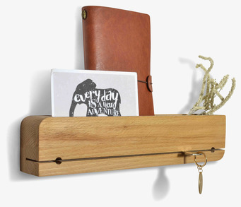 Bild av stilren nyckelhållare i oljad ek med detaljer