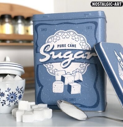 Bild av nostalgisk plåtburk i hemtrevlig köksmiljö