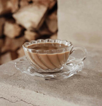 Bild av elegant kopp och fat i harmonisk komposition