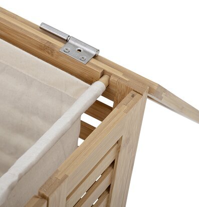 Foto av harmonisk och funktionell tvättkorg i bambu