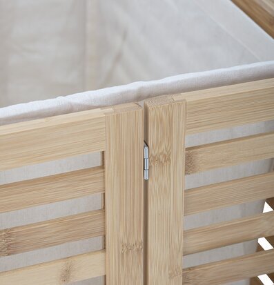 Bild av elegant tvättkorg i bambu med vit tygfoder