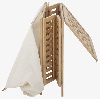 Bild av elegant tvättkorg i bambu med praktisk design