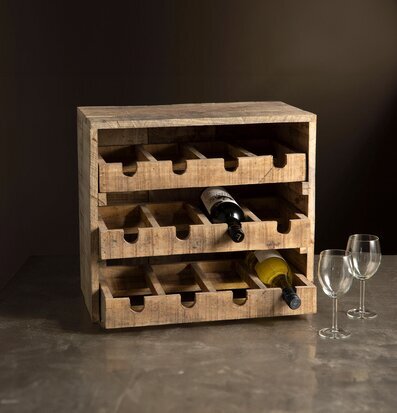 Bild av rustik vinlåda i trä med vinglas och betong