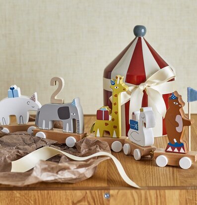 Bild av lekfullt födelsedagståg med djur och cirkustält