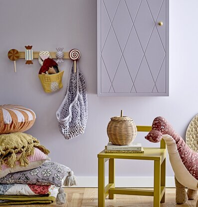 Bild av charmigt rum med lekfull och mysig inredning