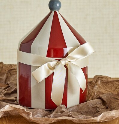 Bild av dekorativ förvaringsburk i cirkustältsdesign