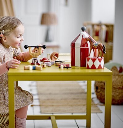 Bild av lekfullt barnrum med harmonisk inredning