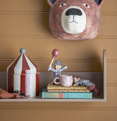 Bild av stilfull interiör med kreativ och lekfull design