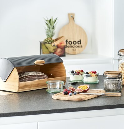 Bild av stilrent kök med modern brödbox och frukter