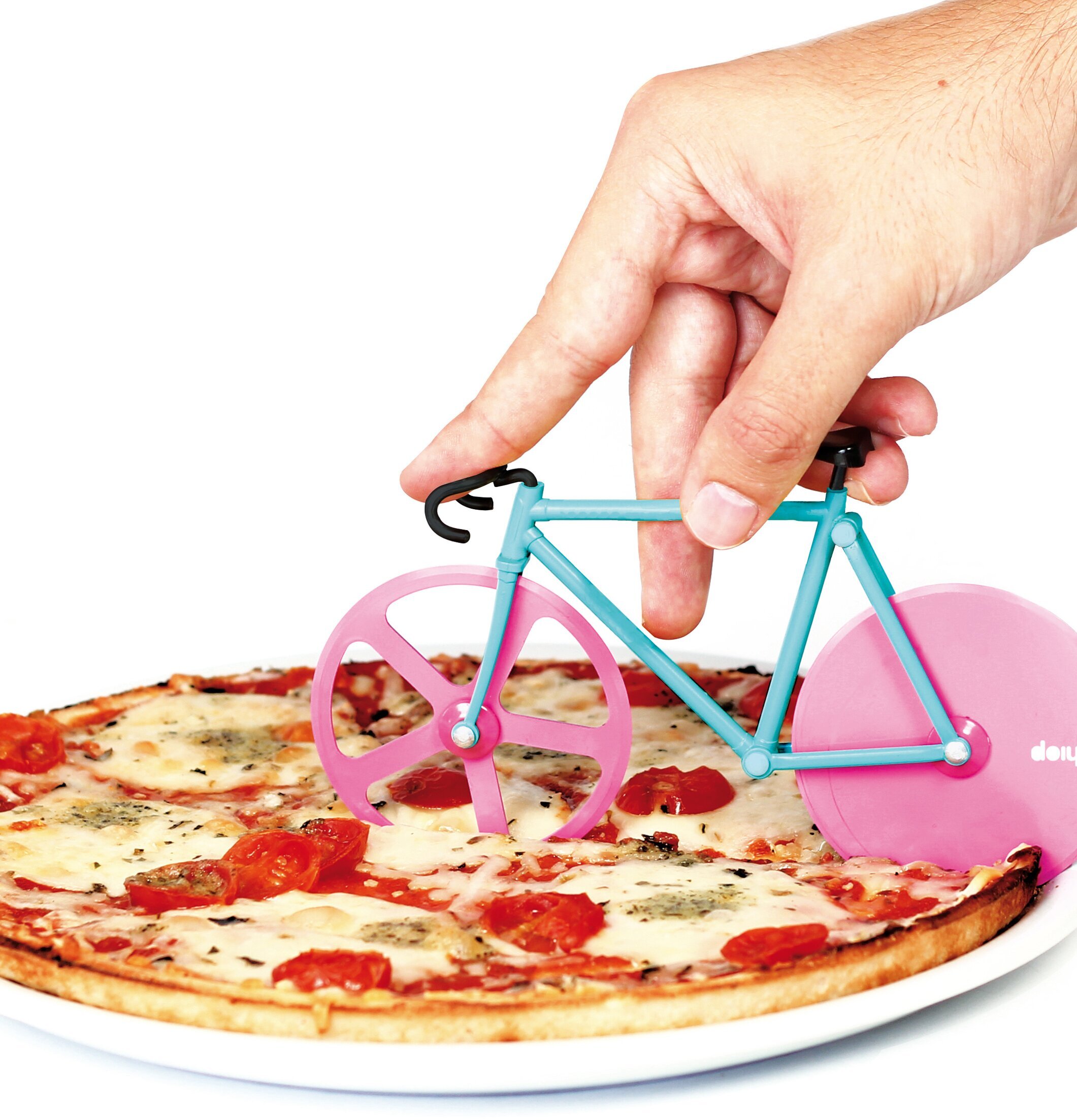 Pizzaslicer Cykel från Propaganda skär pizza på vit tallrik