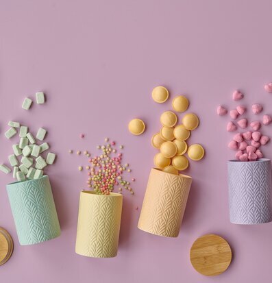 Bild av färgglada keramiska burkar i harmonisk komposition