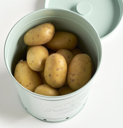 Bild av mintgrön plåtburk med potatis i lantlig stil