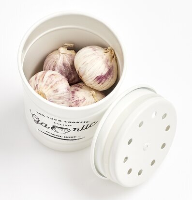 Bild av vit plåtburk för vitlöksförvaring med stil