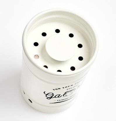 Bild av elegant vit plåtburk för vitlöksförvaring