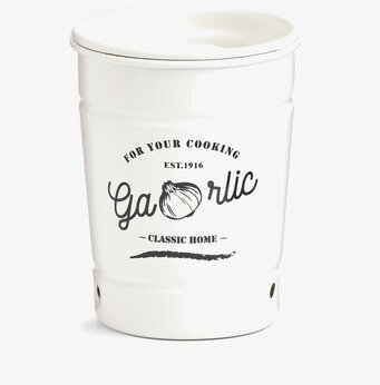 Foto av stilren plåtburk för vitlöksförvaring i köket