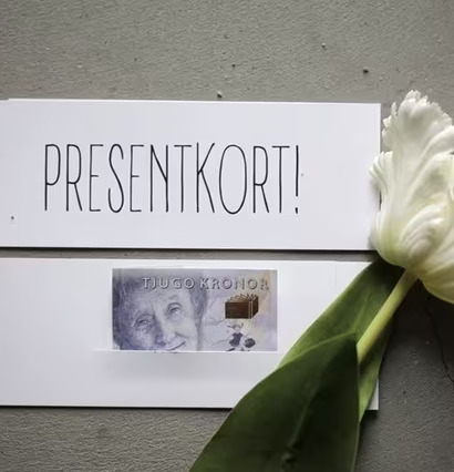 Qlkort - Presentkort från QLKort med en vit tulpan intill