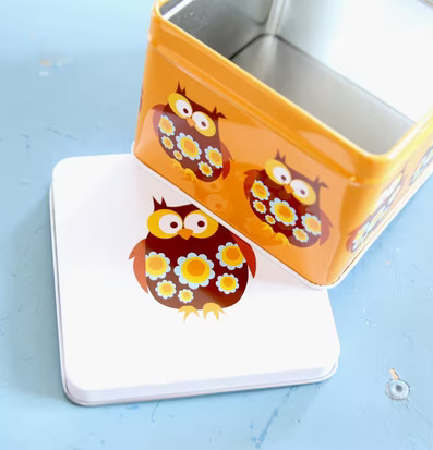 Liten box - Brun uggla från Blafre mot ljusblå bakgrund