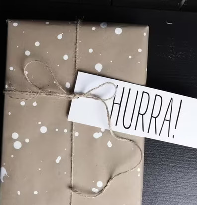 Qlkort - Hurra från QLKort på ett brunt paket med jutesnöre