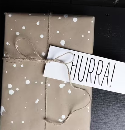 Qlkort - Hurra från QLKort på ett brunt paket med jutesnöre