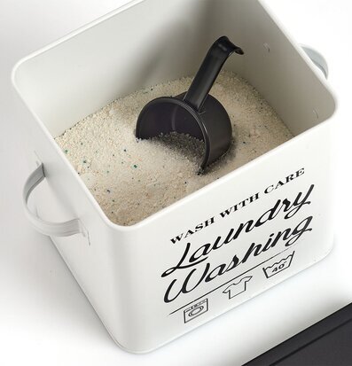 Bild av stilren plåtburk för tvättmedel med skopa