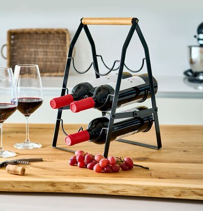 Bild av stilrent kök med elegant vinställ och vinglas