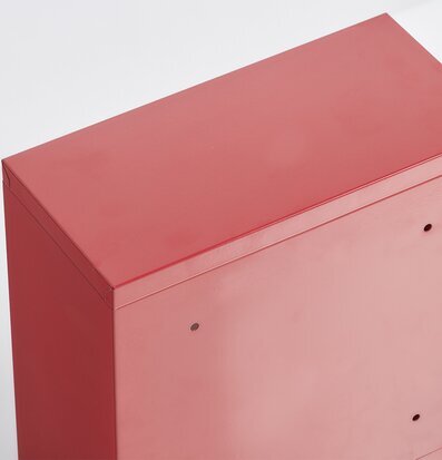 Bild av rött medicinskåp med modern och stilren design