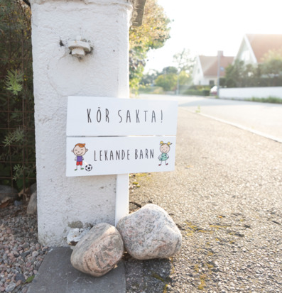 Bild av skylt: Kör sakta! Lekande barn i lantlig miljö