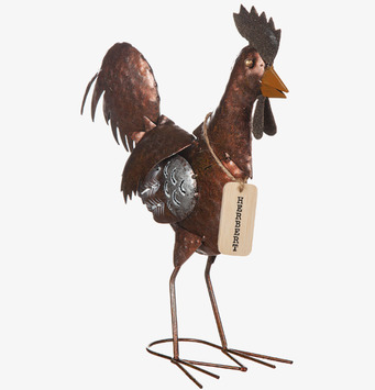 Bild av dekorativ tupp i hamrad plåt med rustik design