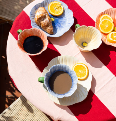 Bild av färgsprakande frukostmiljö med keramiktekoppar