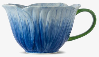 Bild av unik tekopp med blomliknande form och färgspel